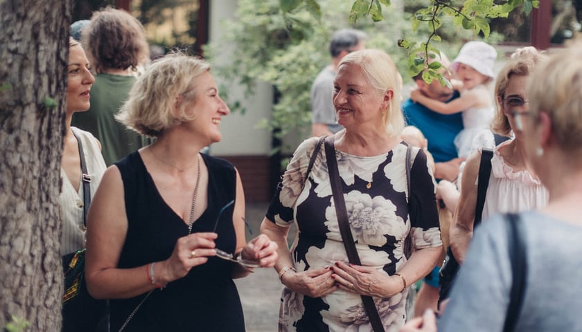 <p>Dożynki Małe na Księżu Całym - impreza plenerowa na Księżu. Na zdjęciu dwie uśmiechnięte, rozmawiające ze sobą kobiety.&nbsp;</p>