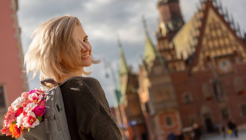 Kobieta z plecakiem na wrocławskim Rynku, zdjęcie ilustracyjne