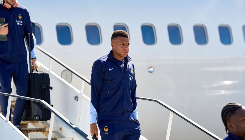 Kylian Mbappé w granatowym dresie wychodzi z samolotu na wrocławskim lotnisku, 4 września 2025