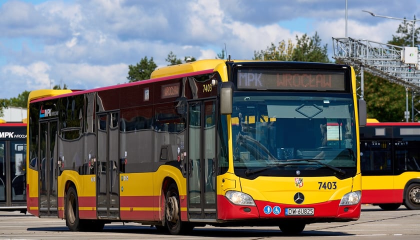 Autobus miejski we Wrocławiu. Zdjęcie ilustracyjne