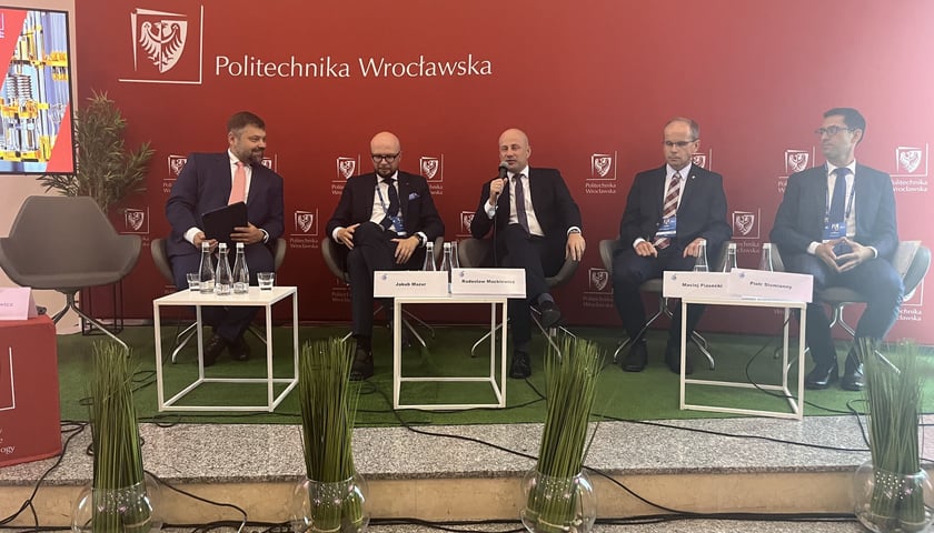 Eksperci z PWr i MPWiK podczas panelu o sztucznej inteligencji na FE w Karpaczu