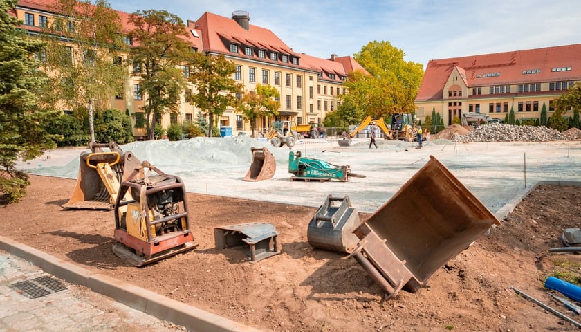 Sprzęt budowlany na remontowanym parkingu przy Wydziale Nauk Społecznych UWr (ul. Koszarowa)