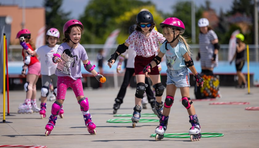 Trzy dziewczyny na rolkach na torze przeszkód