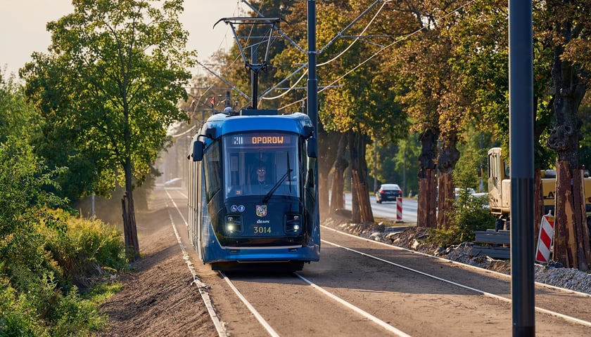 Torowisko na ul. Kosmonautów pod koniec remontu. Jeszcze nie wszystko skończone, ale już jeżdżą tramwaje. Od 8 września wracają tu na stałe