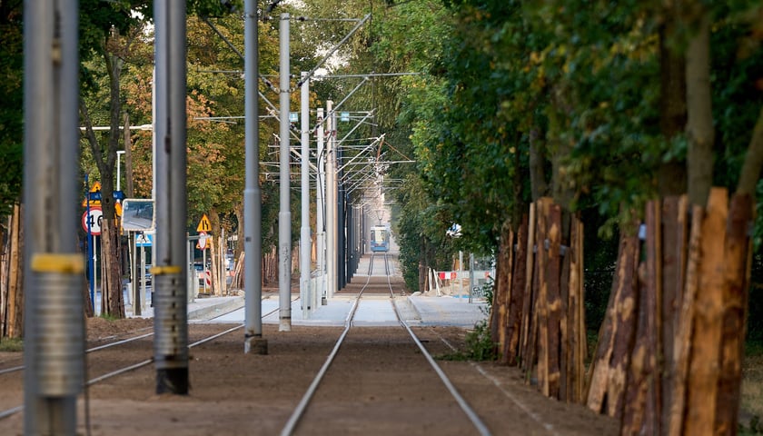 Torowisko na ul. Kosmonautów pod koniec remontu. Jeszcze nie wszystko skończone, ale już jeżdżą tramwaje. Od 8 września wracają tu na stałe