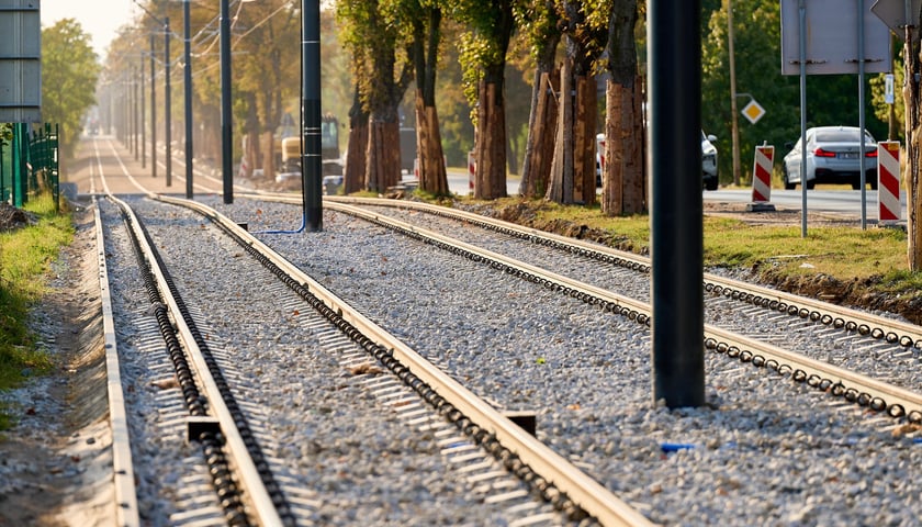 Torowisko na ul. Kosmonautów pod koniec remontu. Jeszcze nie wszystko skończone, ale już jeżdżą tramwaje. Od 8 września wracają tu na stałe