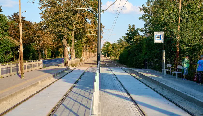 Torowisko na ul. Kosmonautów pod koniec remontu. Jeszcze nie wszystko skończone, ale już jeżdżą tramwaje. Od 8 września wracają tu na stałe