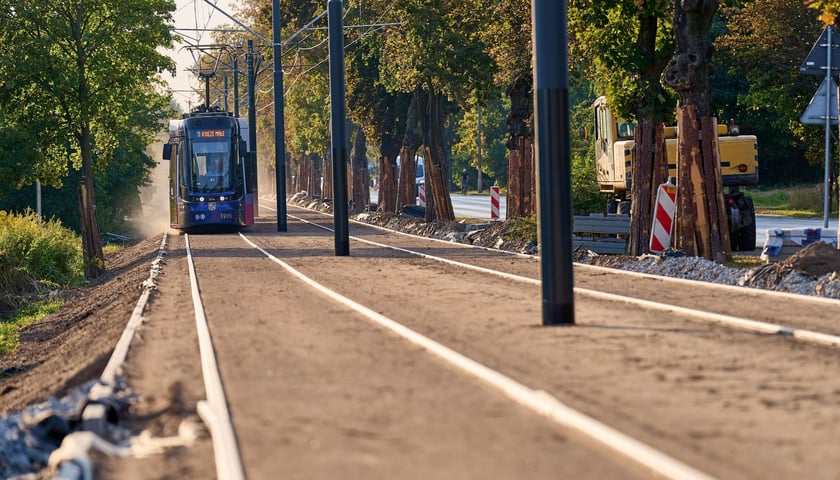Od poniedziałku 8 września tramwaje już na stałe wracają na Leśnicę. Na zdjęciu tramwaj jadący wyremontowanym torowiskiem na ul. Kosmonautów