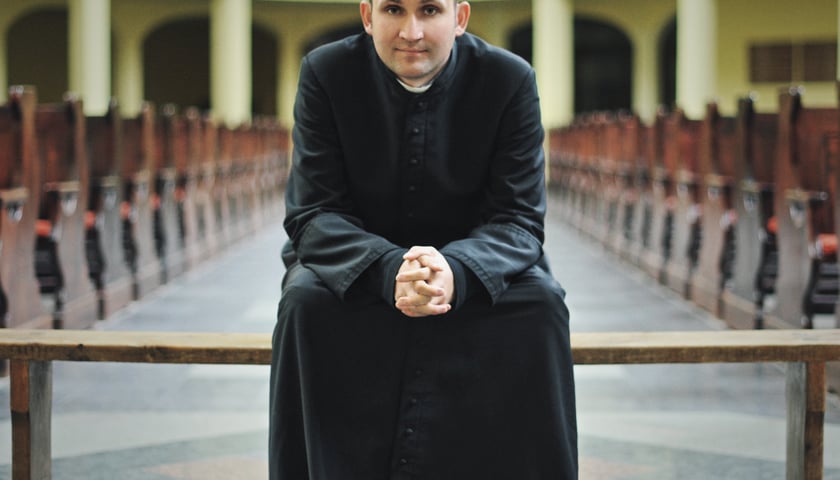 Ksiądz rapuje i wydaje pierwszą płytę