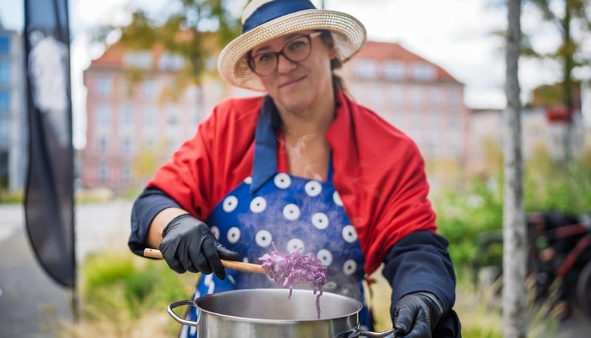 Kamila Kokot w stroju nawiązującym do pani Zwippeln - słynnej przedwojennej handlarki z placu Nowy Targ.