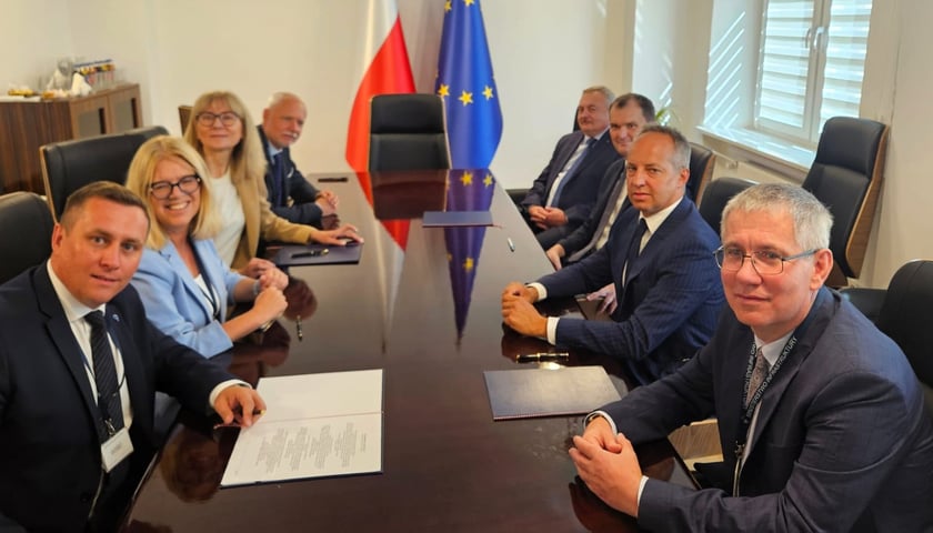 Przedstawiciele przedsiębiorstw wodociągowych podczas podpisywania porozumienia 