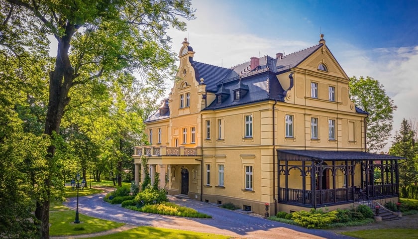 Pałac Gruszów. Na zdjęciu widać zabytkowy budynek w stylu neorenesansowym