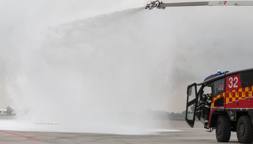 Gasili ogień na lotnisku (ZDJĘCIA)