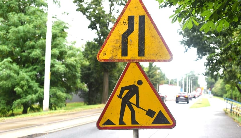 Znaki drogowe informujące o robotach i zwężeniu jezdni (zdjęcie ilustracyjne)