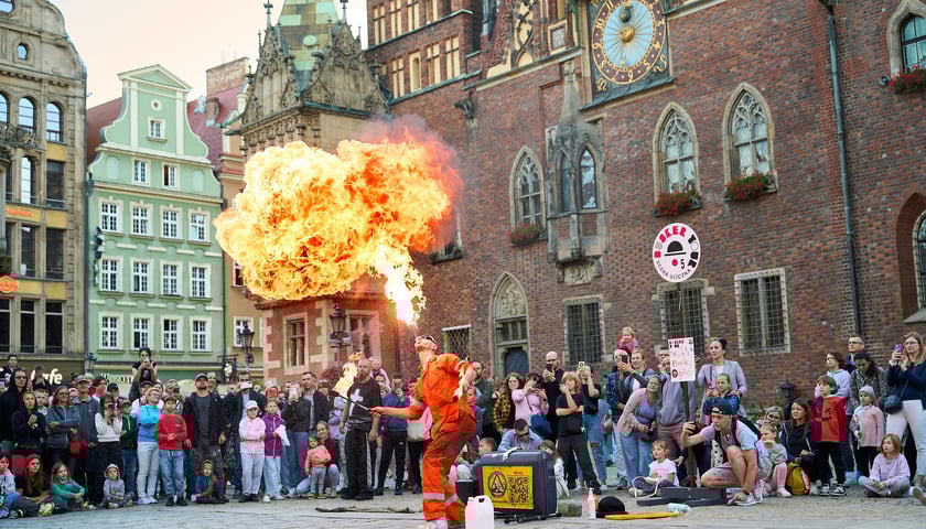 Podróżny festiwal artystów ulicznych Busker Tour na wrocławskim Rynku - 5 i 6 września 2025 r. Na zdjęciu mężczyzna pokazuje sztuczkę z wykorzystaniem ognia
