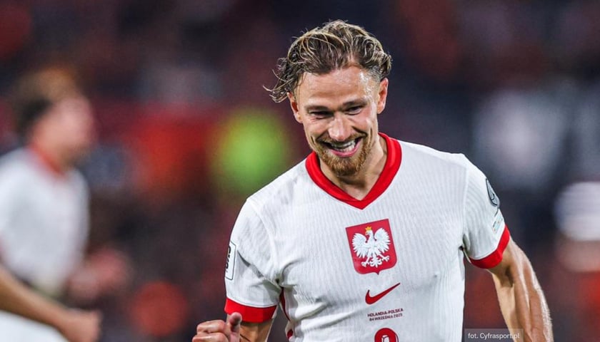 Matty Cash w stroju reprezentacji Polski cieszy się z bramki w meczu z Holandią