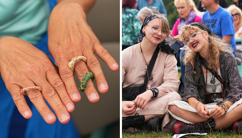 Dłonie z plecionymi pierścionkami na palcach | dwie dziewczyny siedzące na piasku podczas Obrzędu Zaślubin z Odrą (7 września 2025)