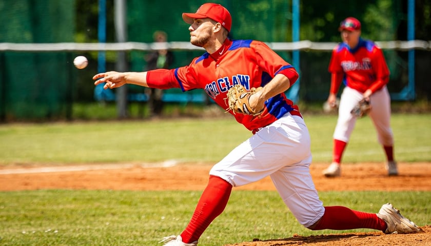 Jeden z zawodników Barons Wrocław rzuca piłką do gry w baseball