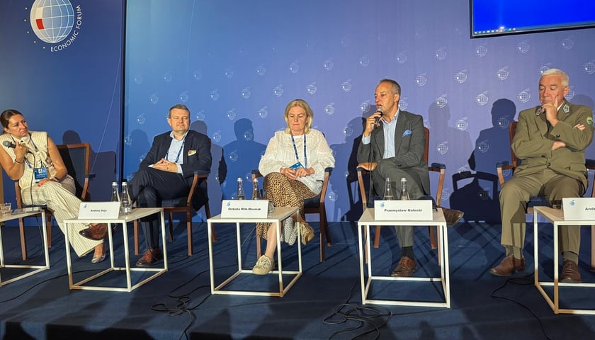 Paneliści na spotkaniu zatytułowanym: "Edukacja ekologiczna – znany temat w nowoczesnym ujęciu"