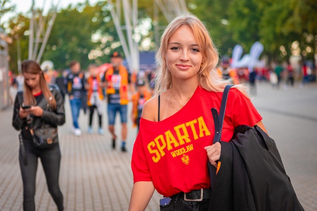 Dziewczyna w czerwonej koszulce z napisem SPARTA WROCŁAW w drodze na stadion Olimpijski na mecz z Toruniem, 7 września 2025