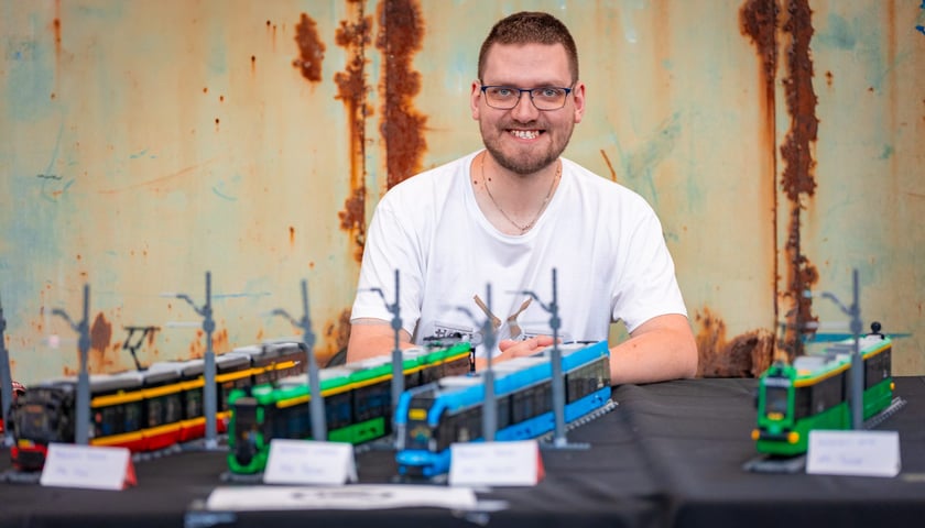 Wystawa w Czasoprzestrzeni "Fajnie się składa" i Mateusz Wawrowski ze swoimi konstrukcjami z Lego