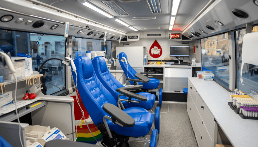 Niebieskie fotele w mobilnym punkcie zbiórki krwi. Regionalne Centrum Krwiodawstwa i Krwiolecznictwa szuka pracowników i apeluje o oddawanie krwi