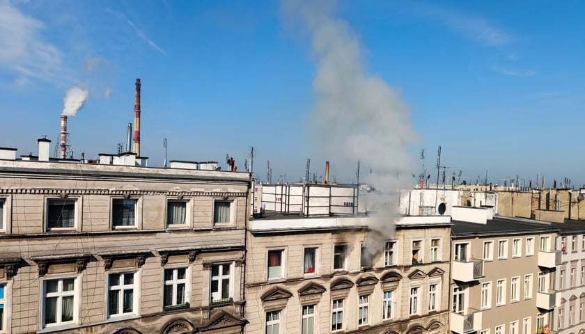 Okna mieszkania przy ul. Chrobrego, w którym wybuchł pożar 