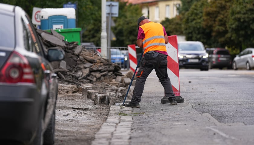 Robotnik w pomarańczowej kamizelce pracujący przy Bacciarellego, wrzesień 2025