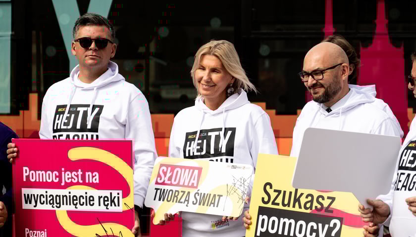 Inauguracja kampanii HejTy. Przed specjalnym autobusem wiceprezes MPK Przemysław Nowicki, wiceprezydent Renata Granowska i prezes MPK Witold Woźny