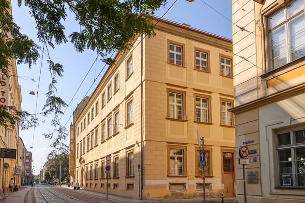 Widok na budynek Instytutu Historycznego UWr po remoncie elewacji (widok z ul. Szewskiej), 9 września 2025