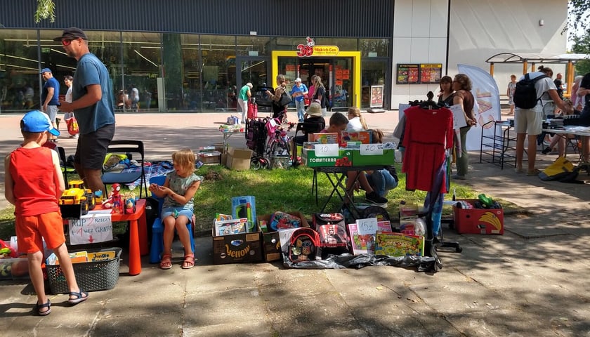 Rozłożone stoiska z książkami, zabawkami i ubraniami podczas jednej z poprzednich edycji Zakrzowskiego Pchlego Targu