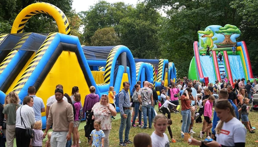Dzieci i dorośli przy zabawkach dmuchanych w parku Południowym (zdjęcie ilustracyjne)