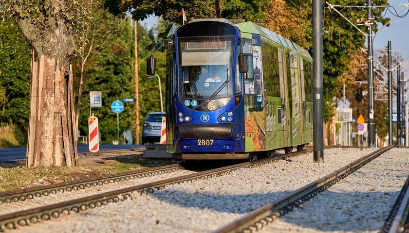 Tramwaj na nowym torowisku na ul. Kosmonautów. Końcowa faza remontu. Tramwaje jeżdżą po tym torowisku od 8 września
