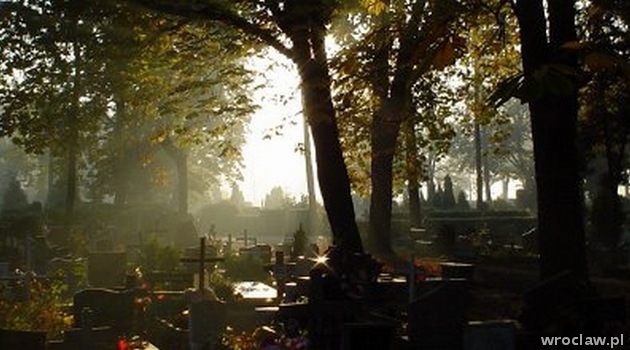 Brama cmentarza szybciej zamykana