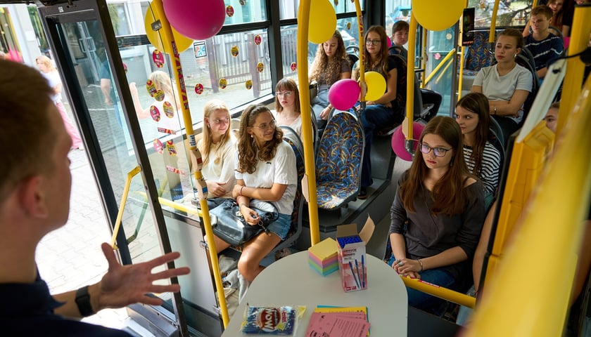 Specjalny autobus przywiózł akcję HejTy Reaguj do Liceum nr 8 im. Bolesława Krzywoustego