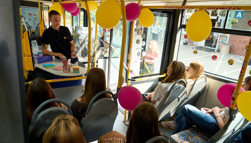 Specjalny autobus przywiózł akcję HejTy Reaguj do Liceum nr 8 im. Bolesława Krzywoustego