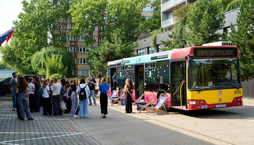 Specjalny autobus przywiózł akcję HejTy Reaguj do Liceum nr 8 im. Bolesława Krzywoustego