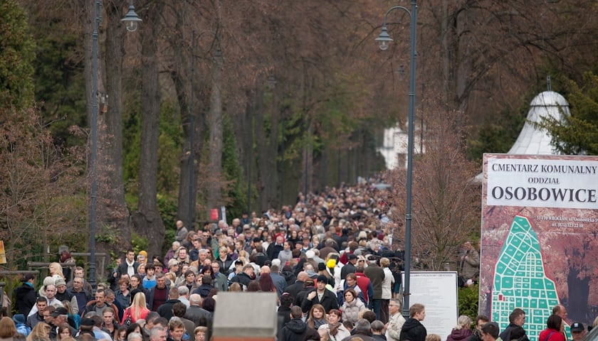 Tłok na cmentarzach (zdjęcia)