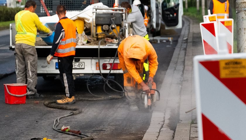 Drogowcy pracujący na ul. Legnickiej, 10 września 2025