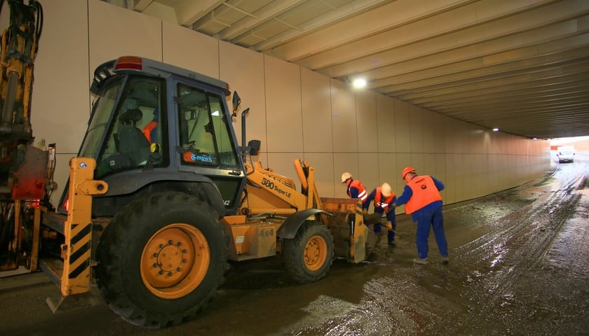 Awaria wodociągu w centrum Wrocławia (ZDJĘCIA+WIDEO)