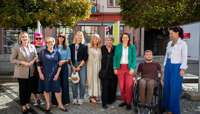 Uczestniczki i uczestnicy konferencji prasowej otwierającej plebiscyt Wrocławianka Roku 2025.