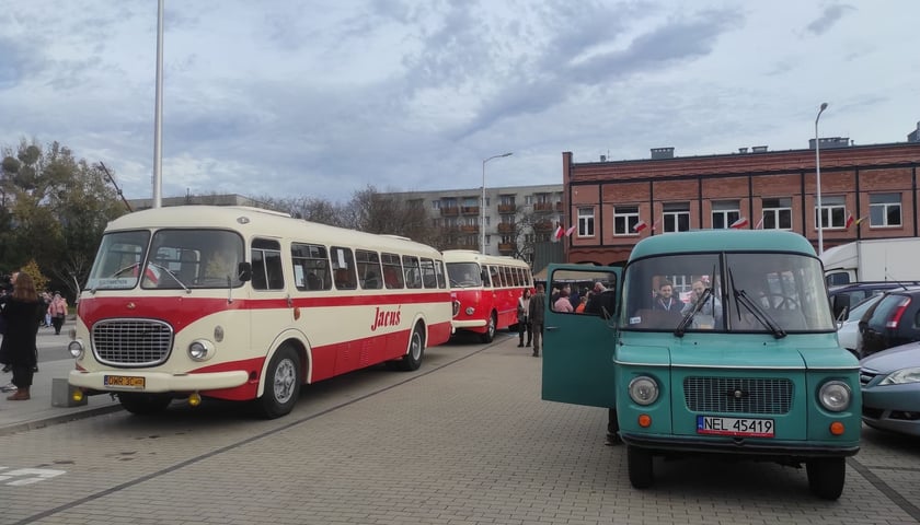 Zabytkowy Jelcz 043 (z lewej) czyli legendarny "ogórek"