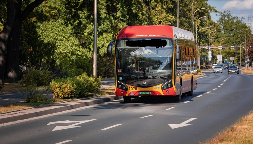 Autobus linii aglomeracyjnej. Zdjęcie ilustracyjne