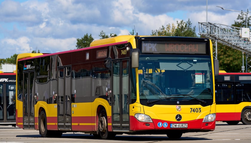 Autobus miejski we Wrocławiu. Zdjęcie ilustracyjne