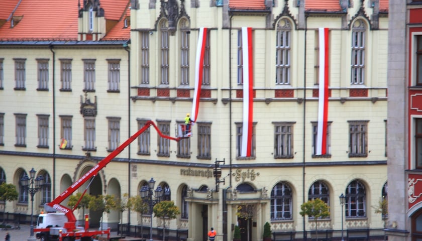 Flagi wiszą już na Sukiennicach