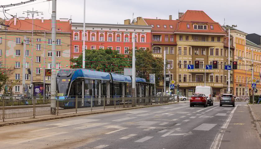 Tramwaj na przystanku przy skrzyżowaniu Dubois z Pomorską