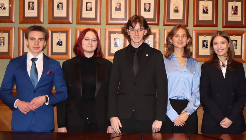 Dwóch młodych chłopców i trzy dziewczyny. Od lewej strony: Piotr Kowalski, Hanna Szpil, Jakub Juszczak, Hanna Kida, Zofia Cichy.