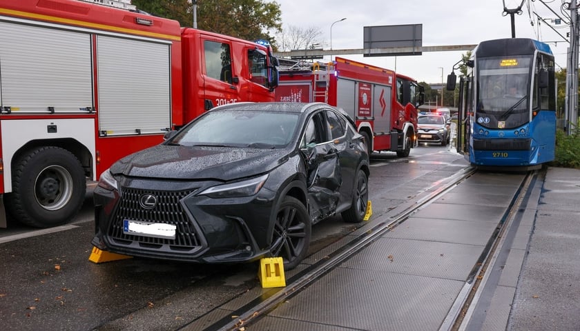 Uszkodzony samochód i tramwaj. Na ul. Kujawskiej, w pobliżu placów Wróblewskiego i Społecznego doszło do zderzenia samochodu osobowego z tramwajem
