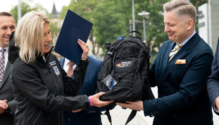 Zastępca szefa Kancelarii Prezesa Rady Ministrów Jakub Stefaniak dostał od wiceprezydent Renaty Granowskiej plecak ewakuacyjny, który został wyposażony w ramach programu "Bezpieczny Wrocław"