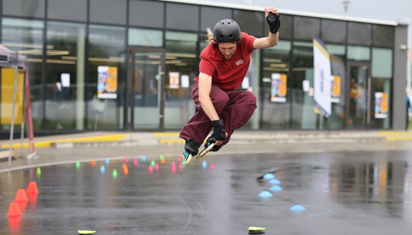 Zawodnik na rolkach w efektownym podskoku. Spartan Skate na torze wrotkarskim przy ul. Jaksonowickiej. Wrocław, 13.09.2025